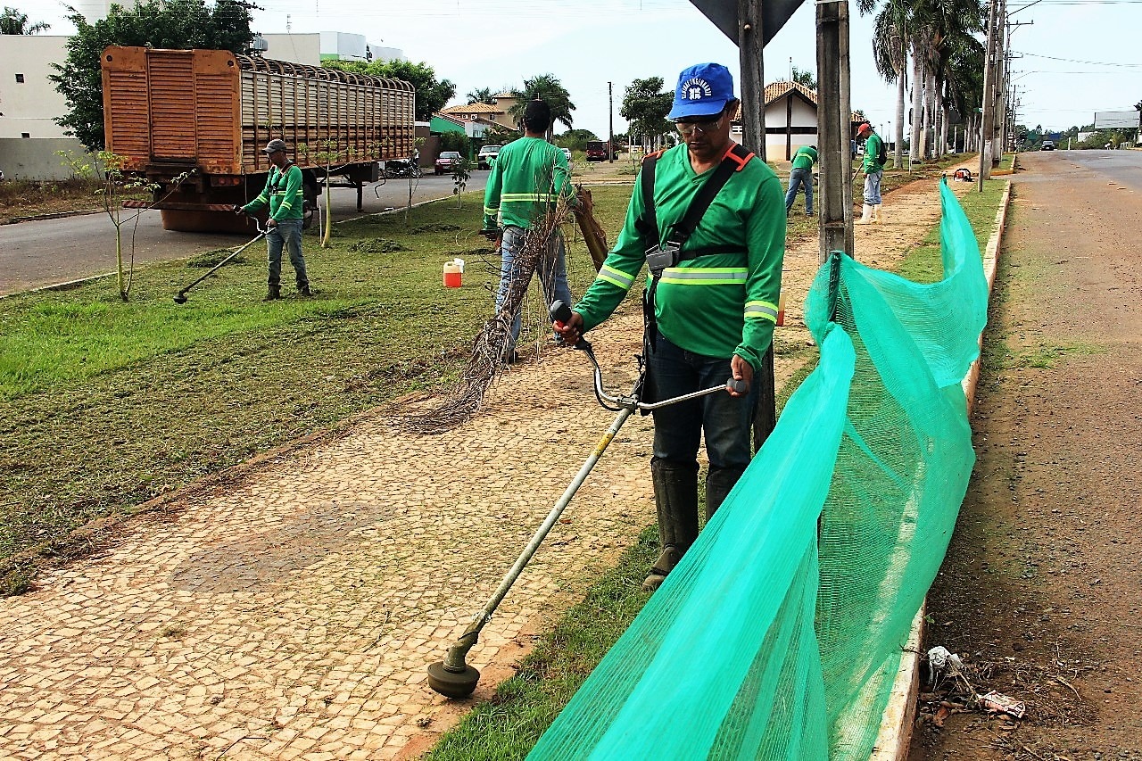 Empresa inicia serviços de jardinagem na área urbana