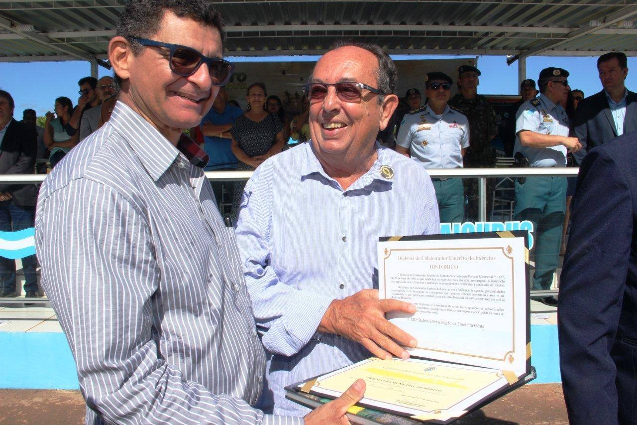 Prefeito é homenageado em cerimônia do Dia do Exército