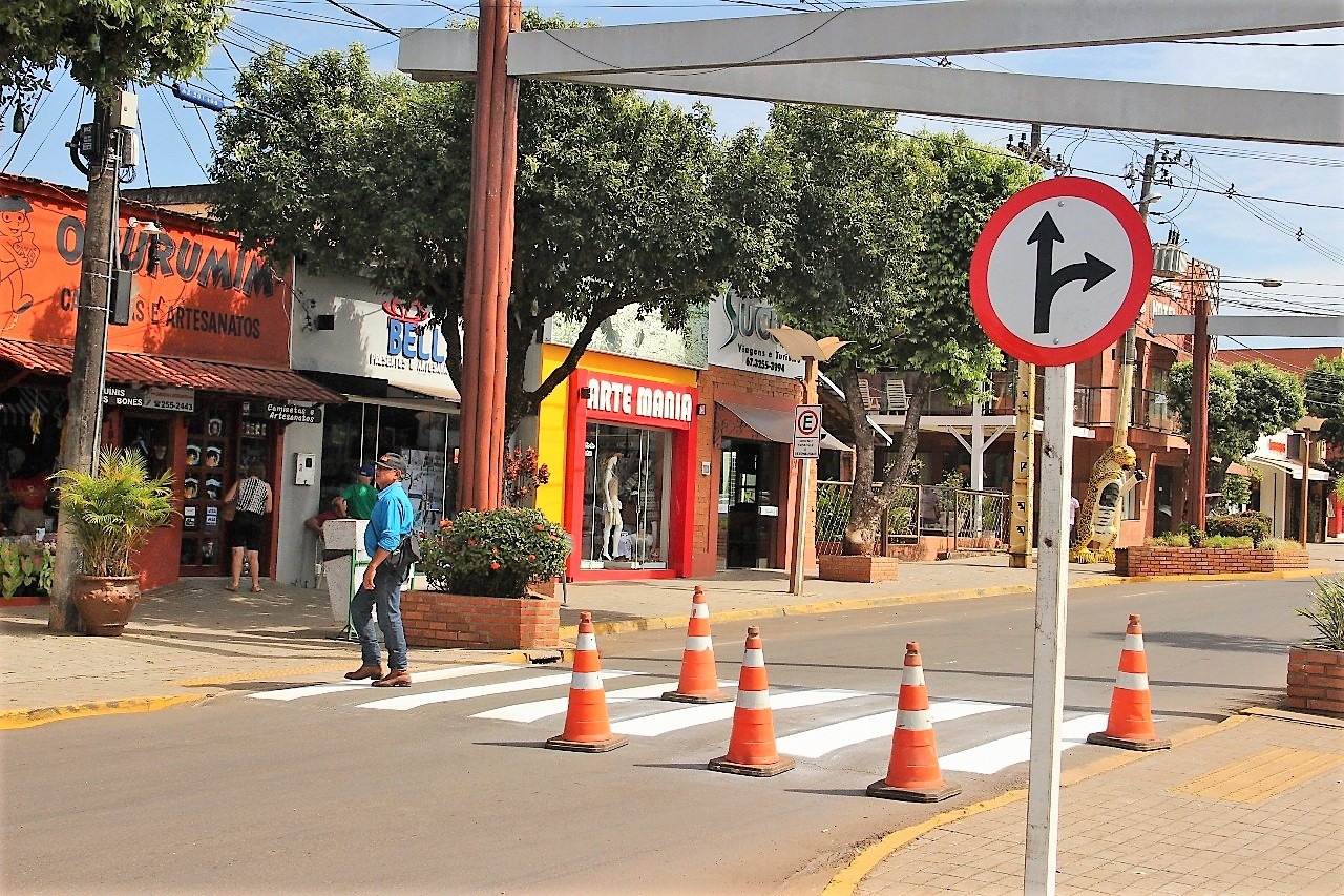 Prefeitura revitaliza pintura de faixas de pedestre na cidade