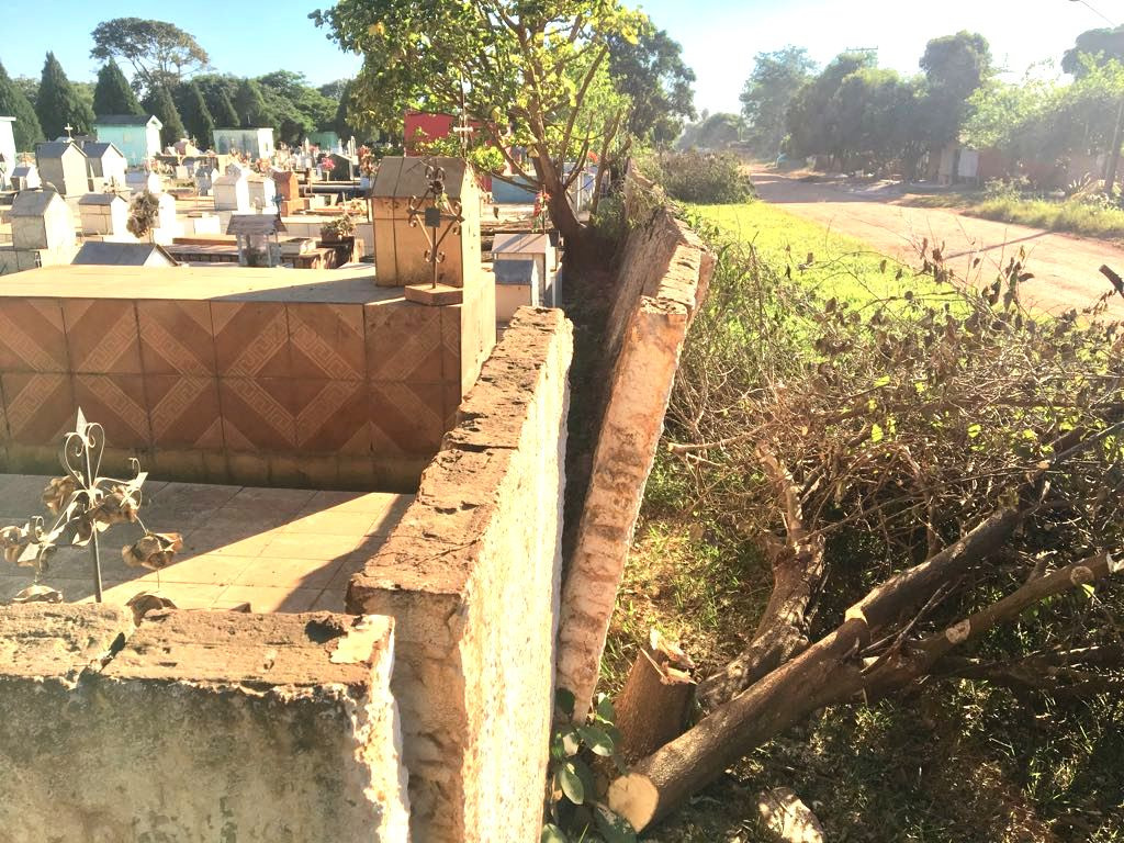Prefeitura reforma os muros do Cemitério Municipal