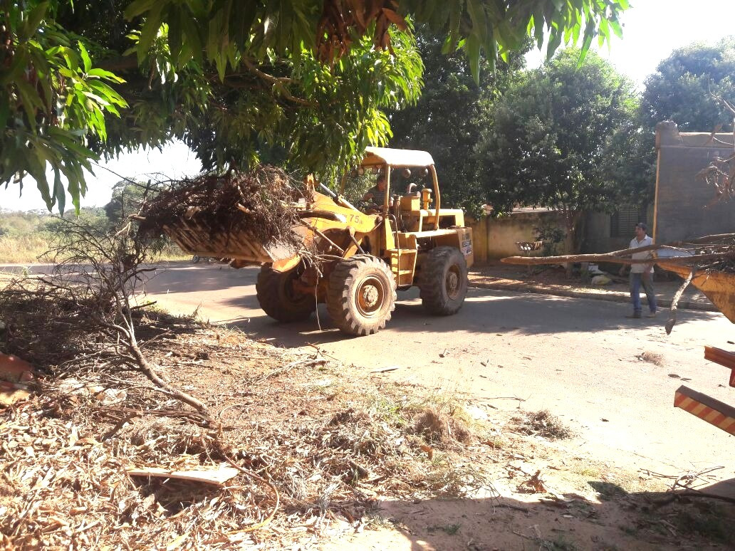 Obras efetua limpeza de ruas na Vila Machado e Vila Donária