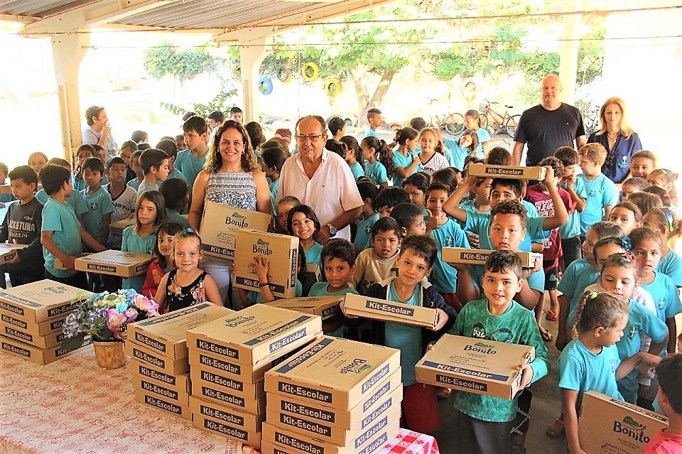 Prefeitura entrega kits escolares na Rede Municipal de Ensino