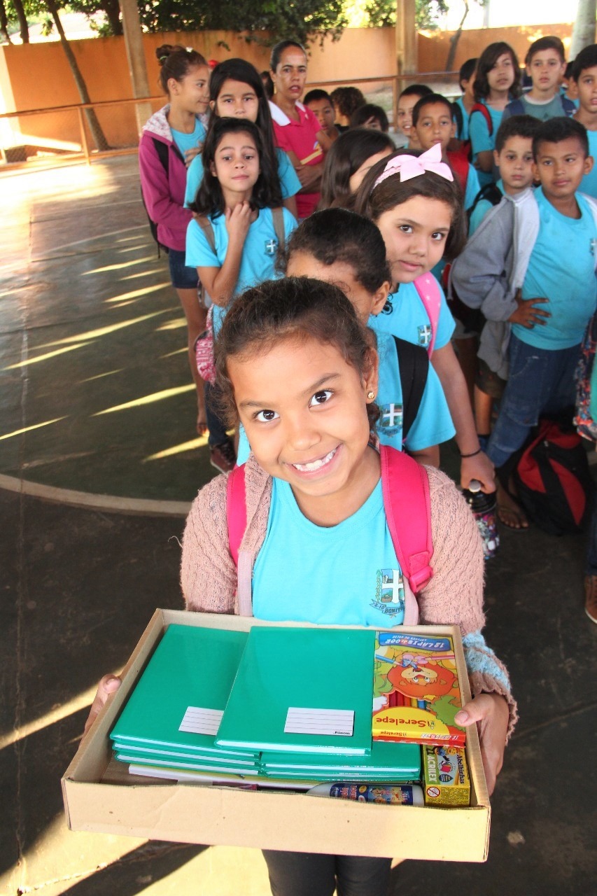 Prefeitura entrega kits escolares na Rede Municipal de Ensino