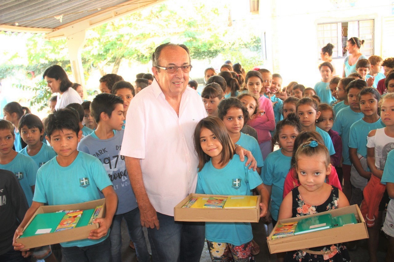 Prefeitura entrega kits escolares na Rede Municipal de Ensino
