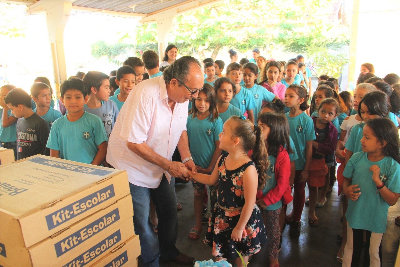 Prefeitura entrega kits escolares na Rede Municipal de Ensino