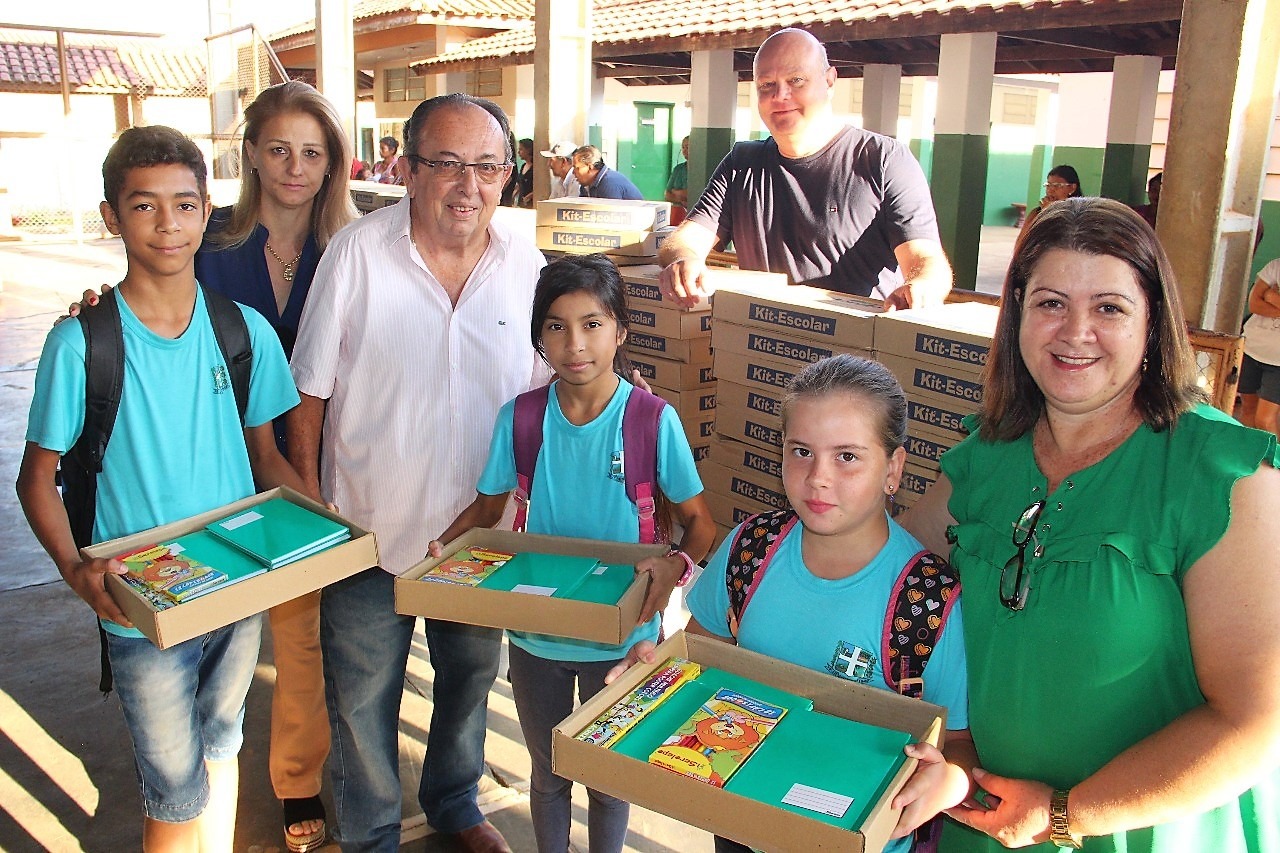 Prefeitura entrega kits escolares na Rede Municipal de Ensino