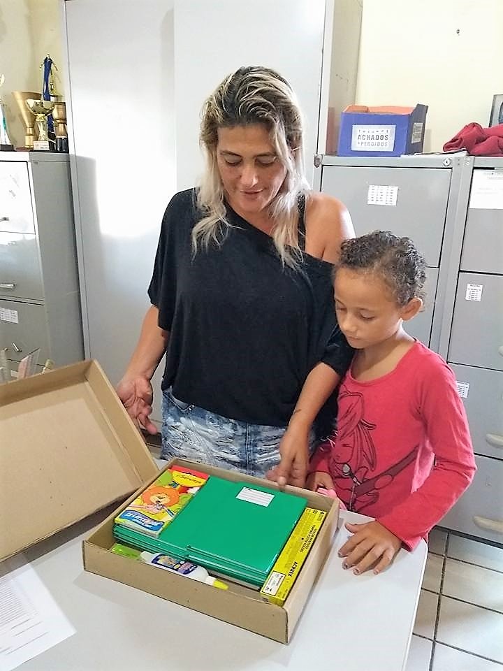 Prefeitura entrega kits escolares na Rede Municipal de Ensino
