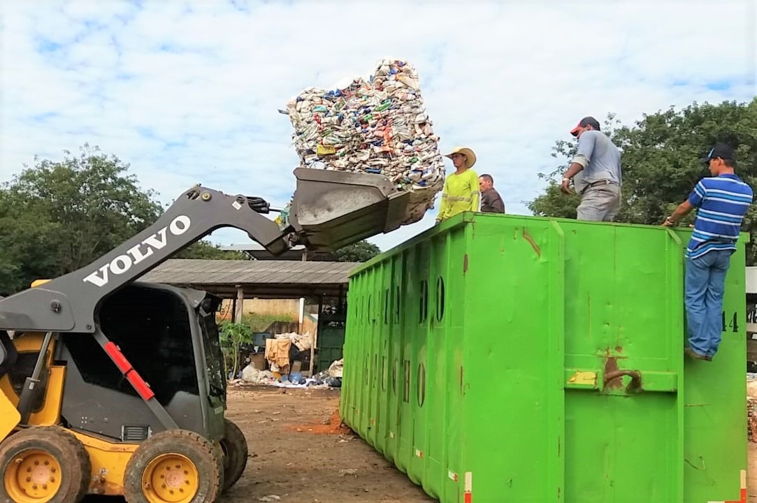 Associação embarca mais uma carga de material reciclável