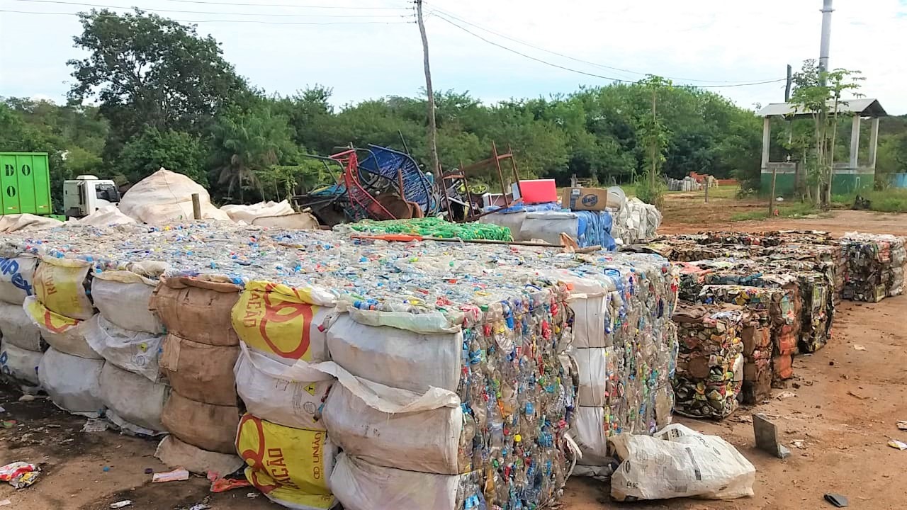 Associação embarca mais uma carga de material reciclável