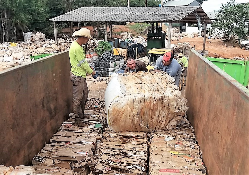 Associação embarca mais uma carga de material reciclável