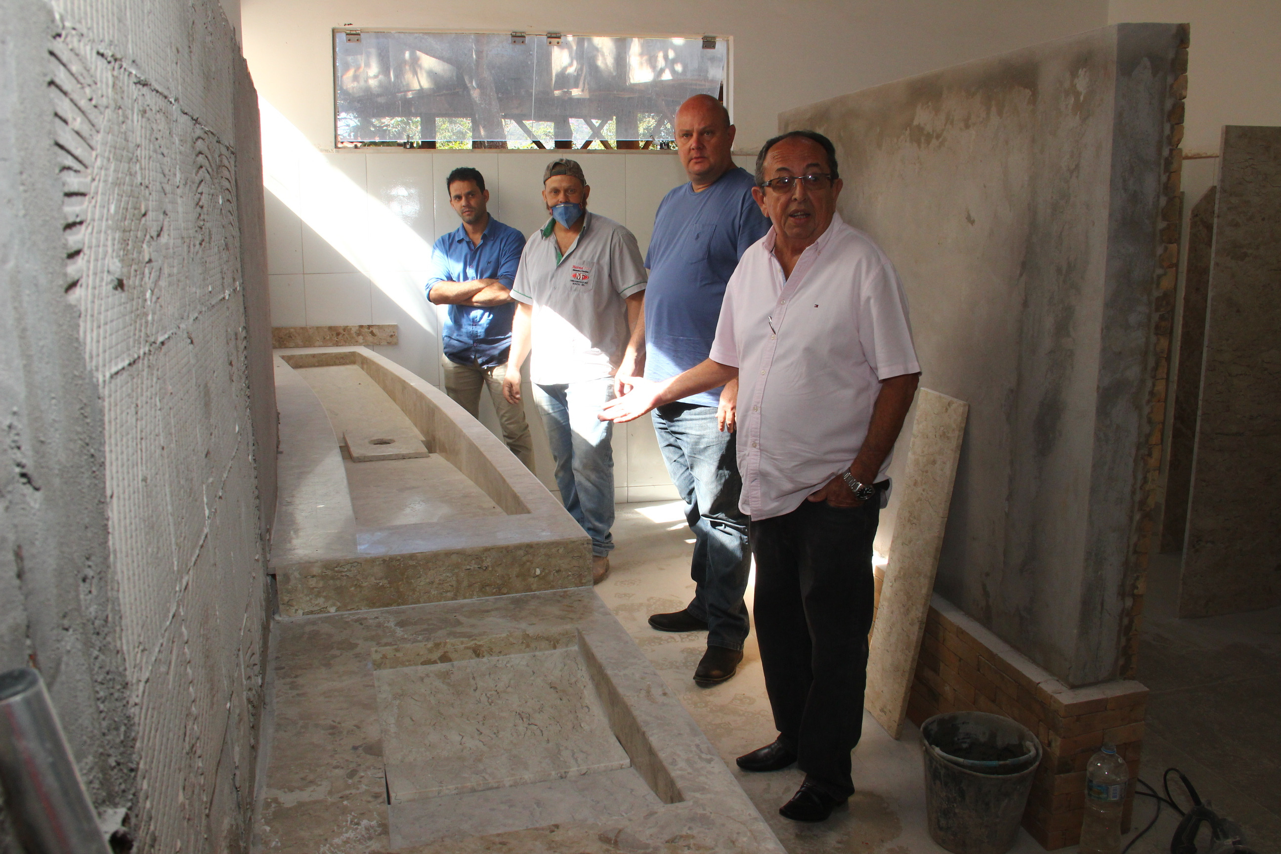 Prefeito visita obras de revitalização na Gruta do Lago Azul