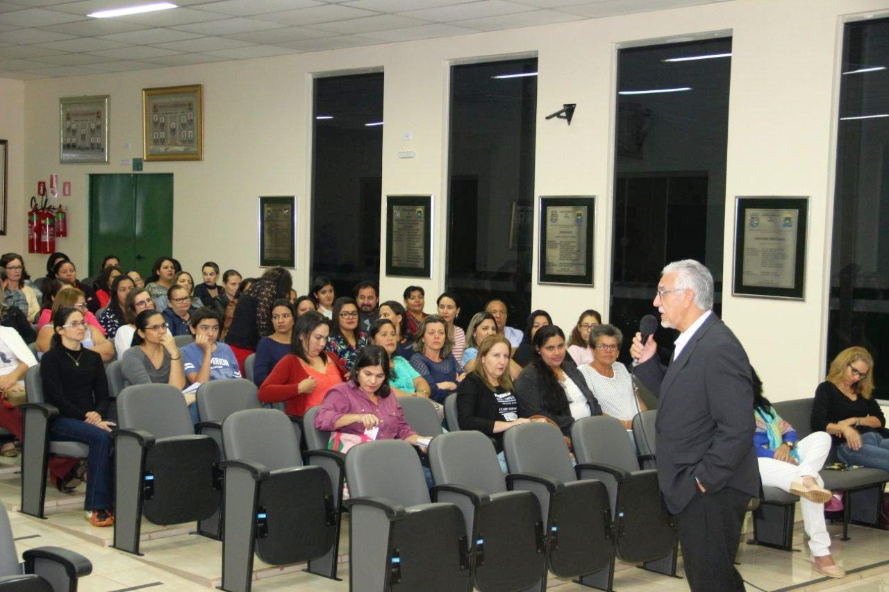 SEMEC realiza palestra "Professores que fazem a diferença"