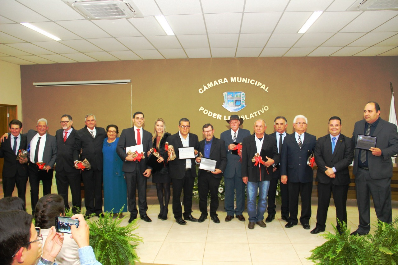 Câmara Municipal entrega título de Cidadão Bonitense Câmara Municipal entrega título de Cidadão Bonitense