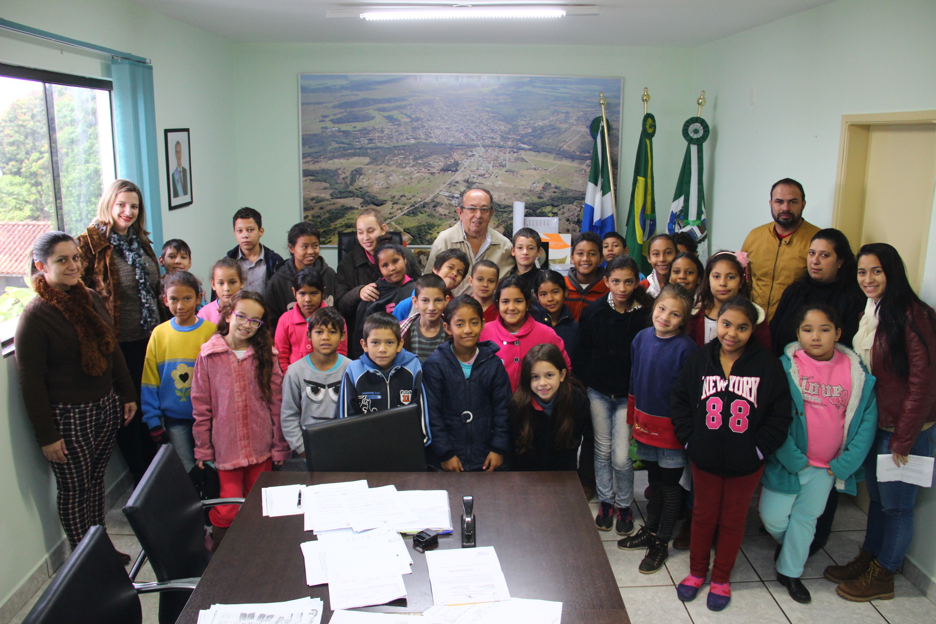 Prefeito recebe a visita de alunos da Izaura Pinto Guimarães