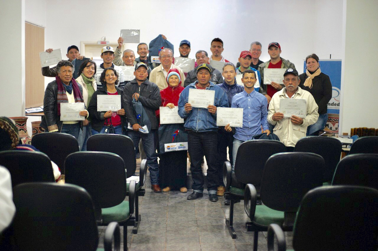 Prefeito entrega certificados de curso de bombeiro hidráulico