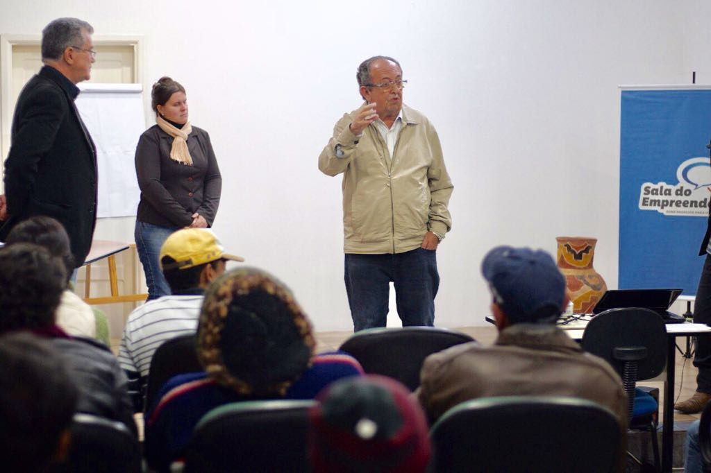 Prefeito entrega certificados de curso de bombeiro hidráulico