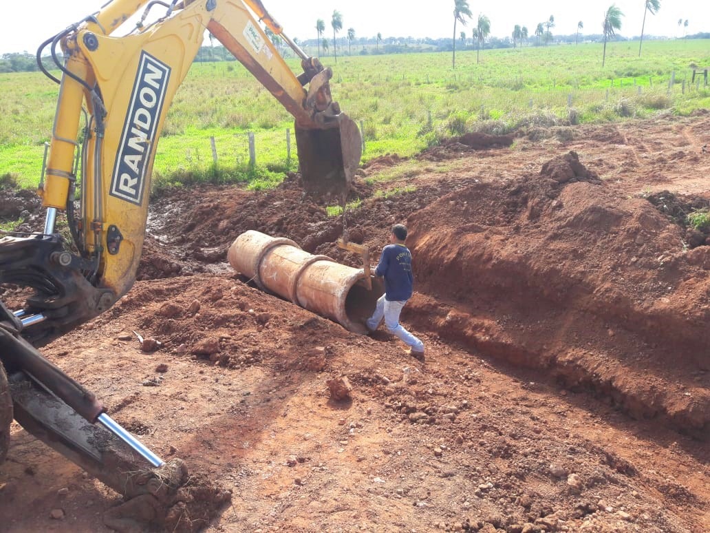 Secretaria realiza obras de drenagem na estrada do Quati
