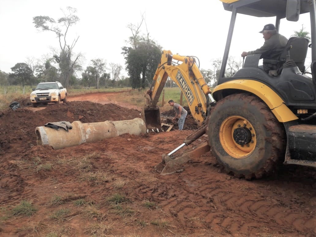 Secretaria realiza obras de drenagem na estrada do Quati