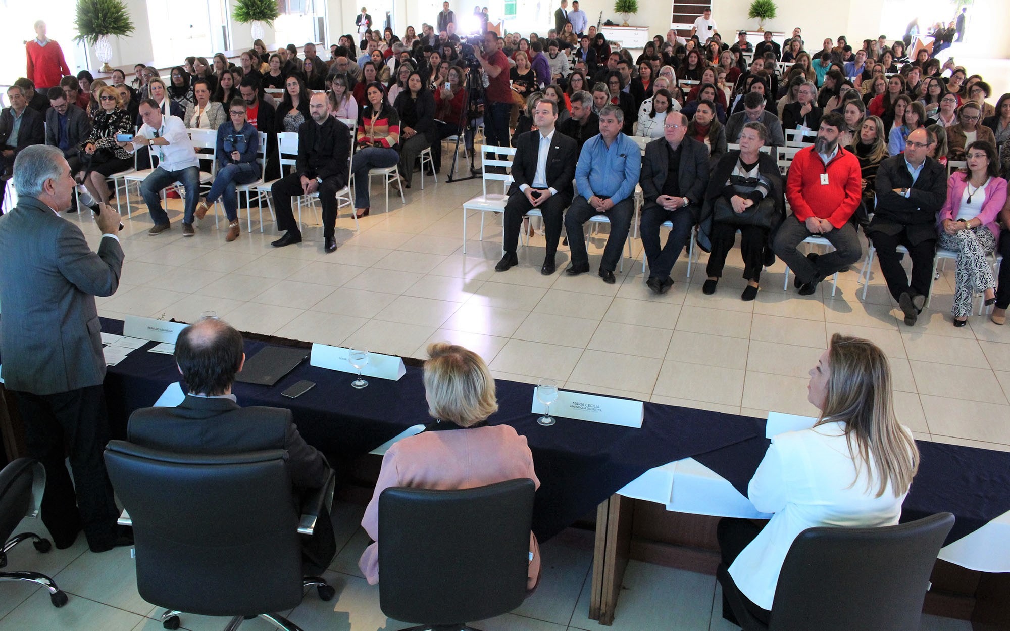 Lançamento reuniu prefeitos e secretários de um grande número de municípios do Estado.