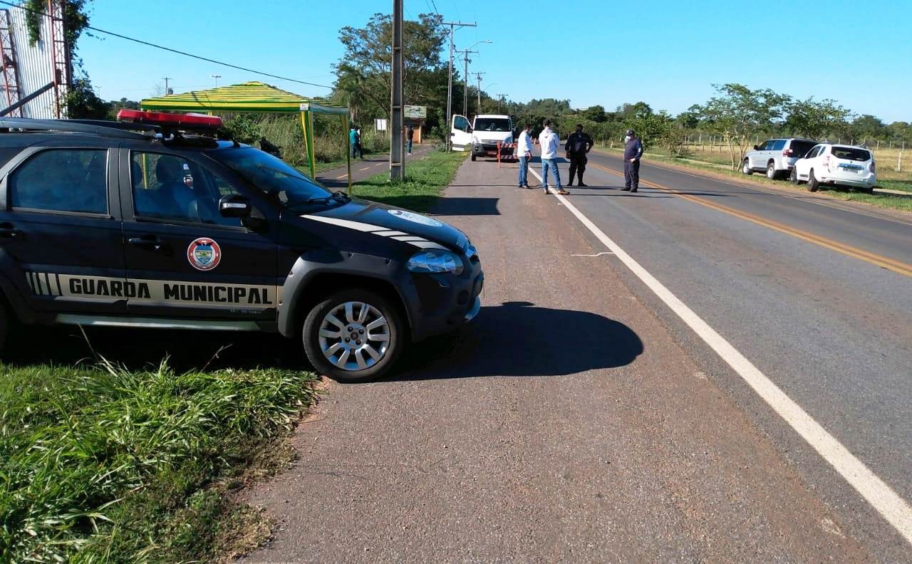 Barreira sanitária faz controle de veículos na entrada da cidade