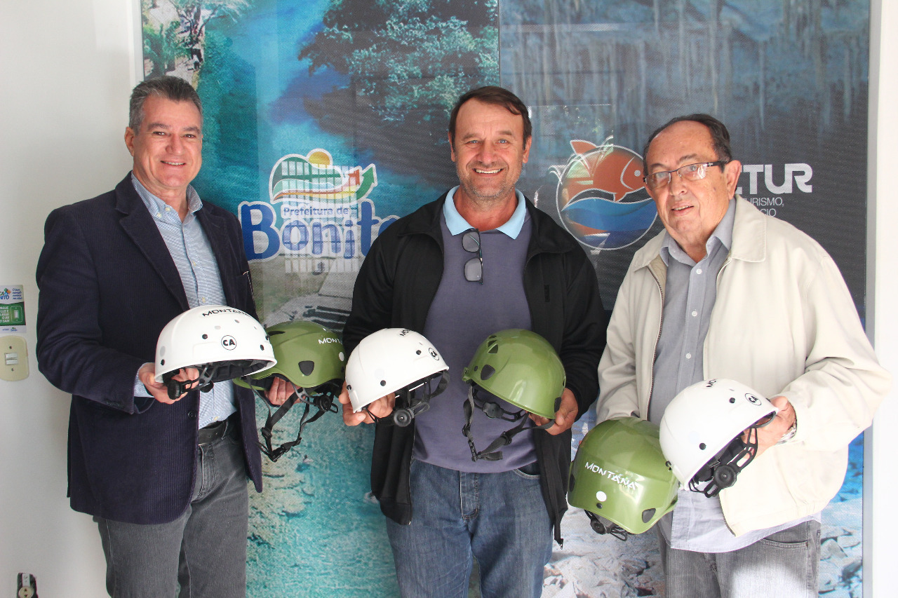 Prefeito entrega 241 capacetes para Gruta do Lago Azul