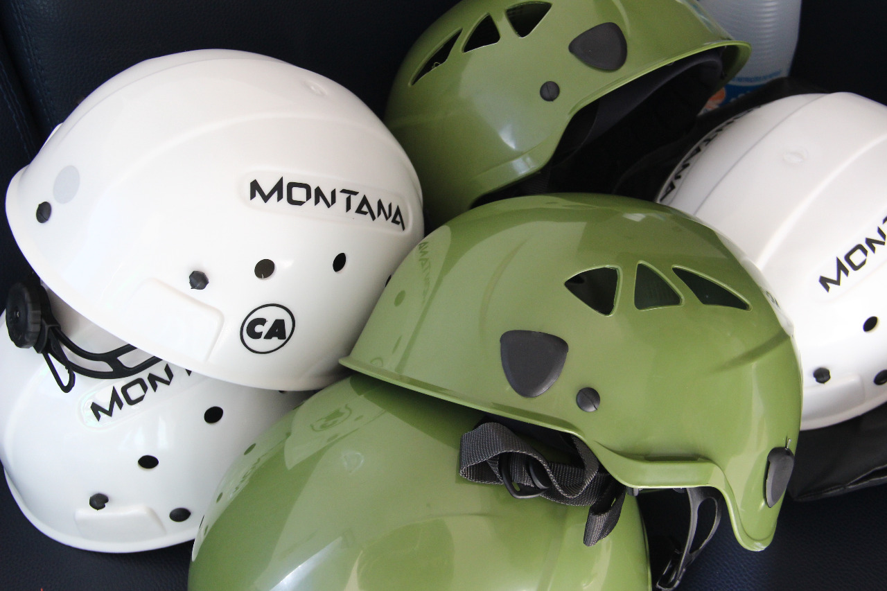 Prefeito entrega 241 capacetes para Gruta do Lago Azul