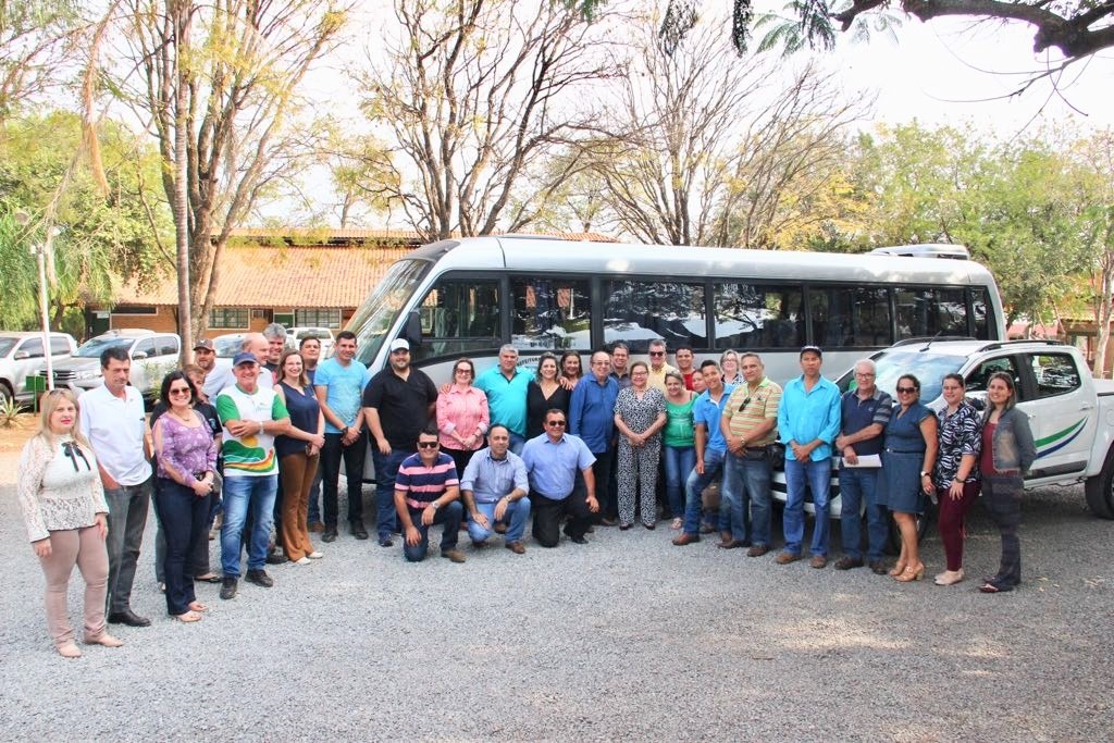 Prefeito realiza entrega de camionete e micro-ônibus novos