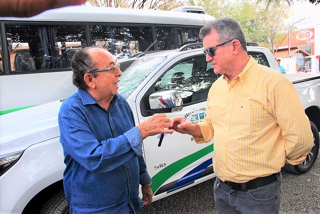Prefeito realiza entrega de camionete e micro-ônibus novos