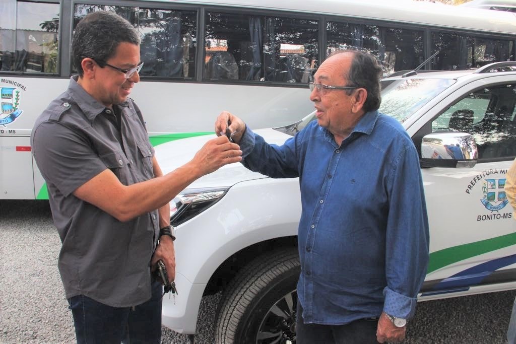 Prefeito realiza entrega de camionete e micro-ônibus novos