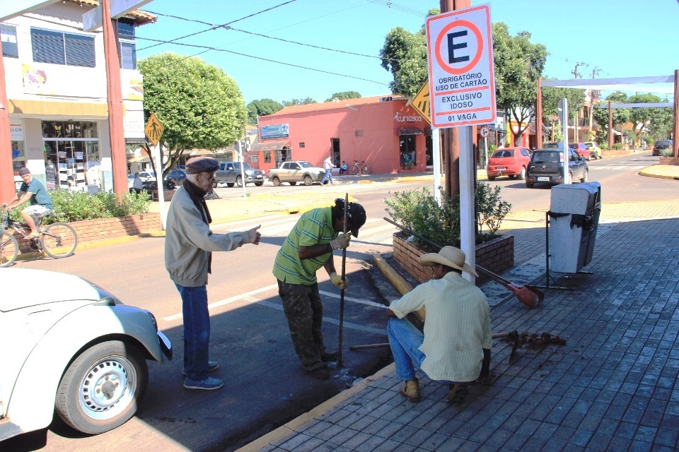 Novas placas incluem sinalização para ciclistas e de estacionamento para idosos.