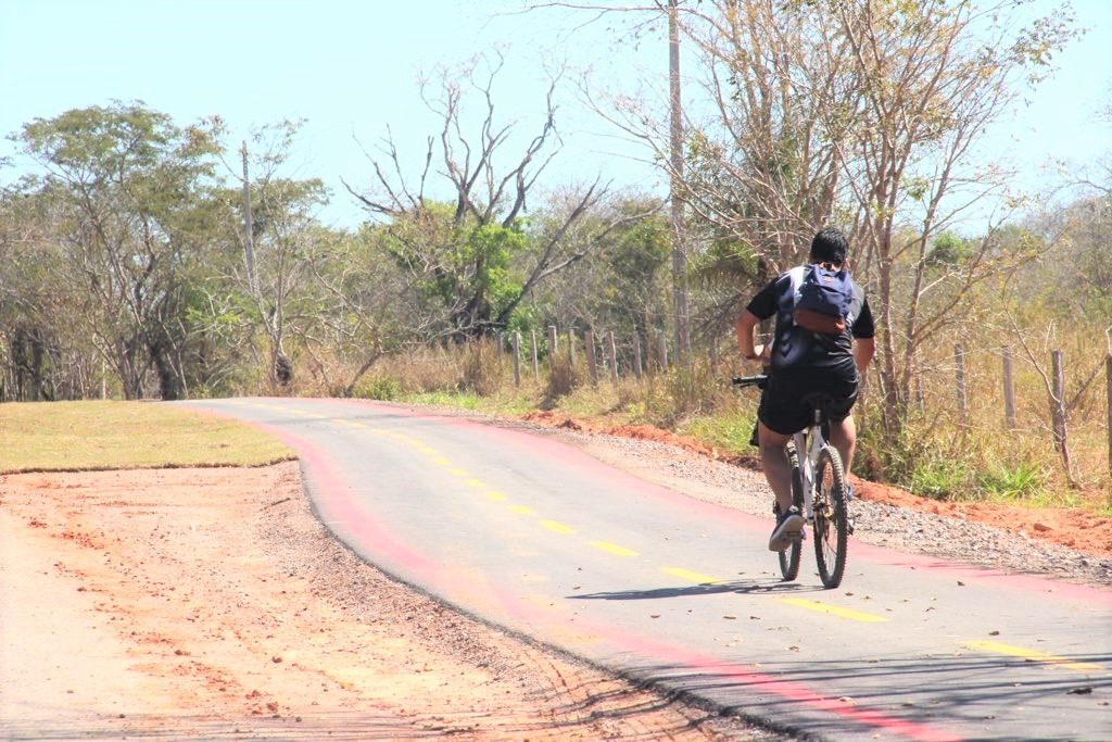 Totalmente pintada, nova ciclovia já é utilizada pela população