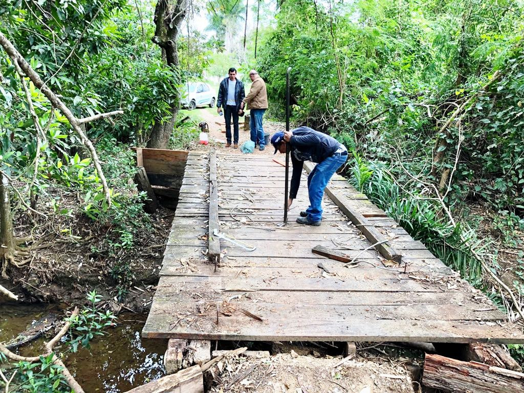 Prefeitura reforma ponte sobre o Córrego Bonito, junto ao BNH Prefeitura reforma ponte sobre o Córrego Bonito, junto ao BNH