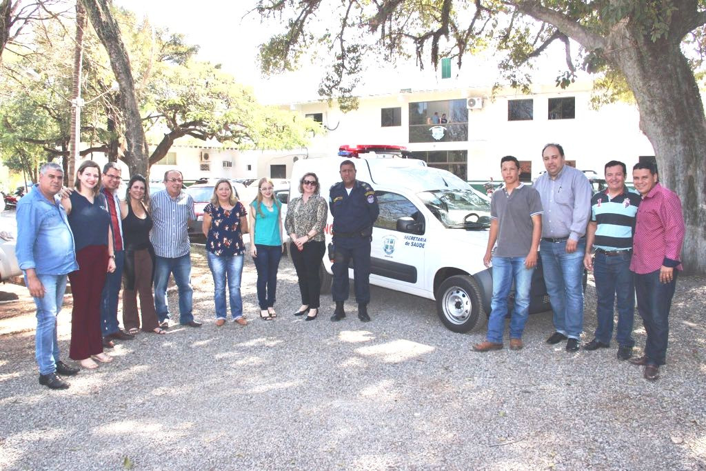 Prefeito entrega nova ambulância à Secretaria de Saúde