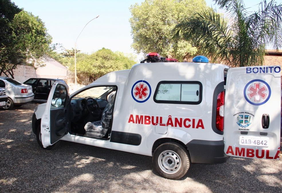 Prefeito entrega nova ambulância à Secretaria de Saúde