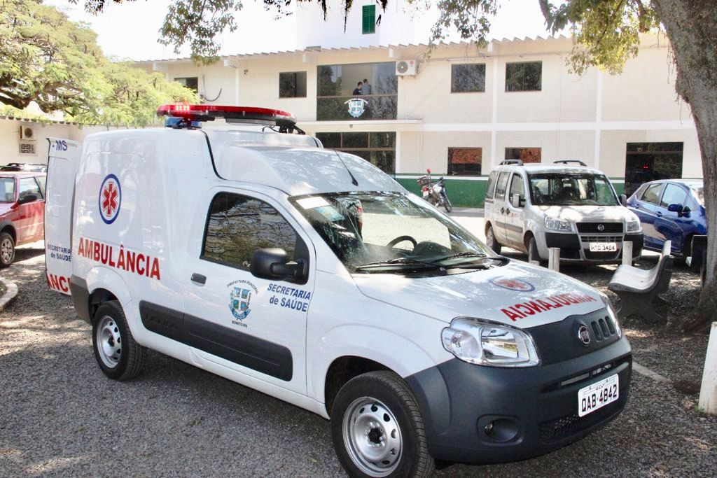 Prefeito entrega nova ambulância à Secretaria de Saúde