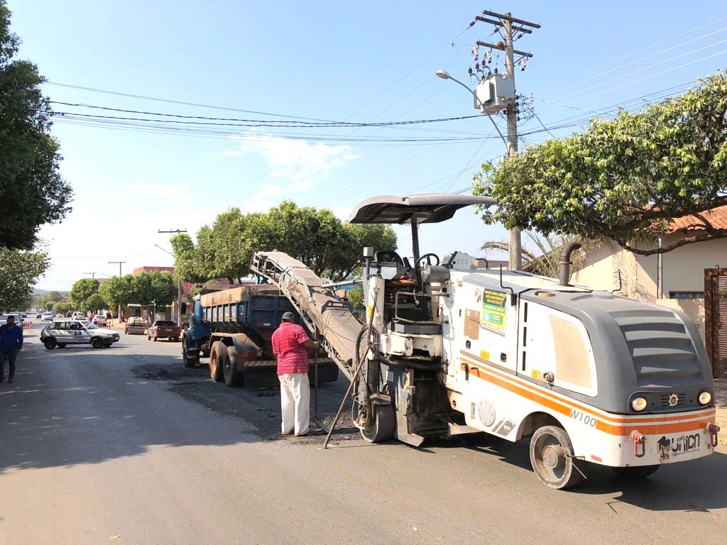 Empresa reforça asfalto em trechos da Rua das Flores