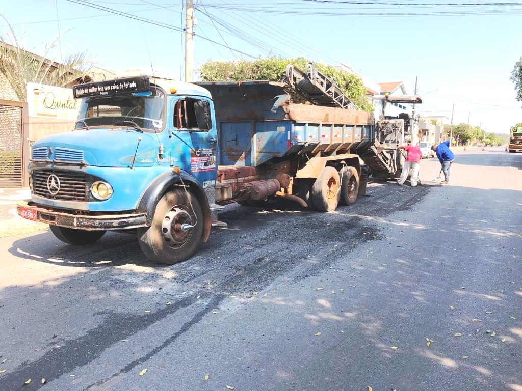 Empresa reforça asfalto em trechos da Rua das Flores