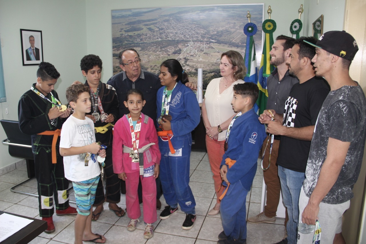 Prefeito Municipal recebe atletas da Equipe Pinho de Jiu-Jitsu