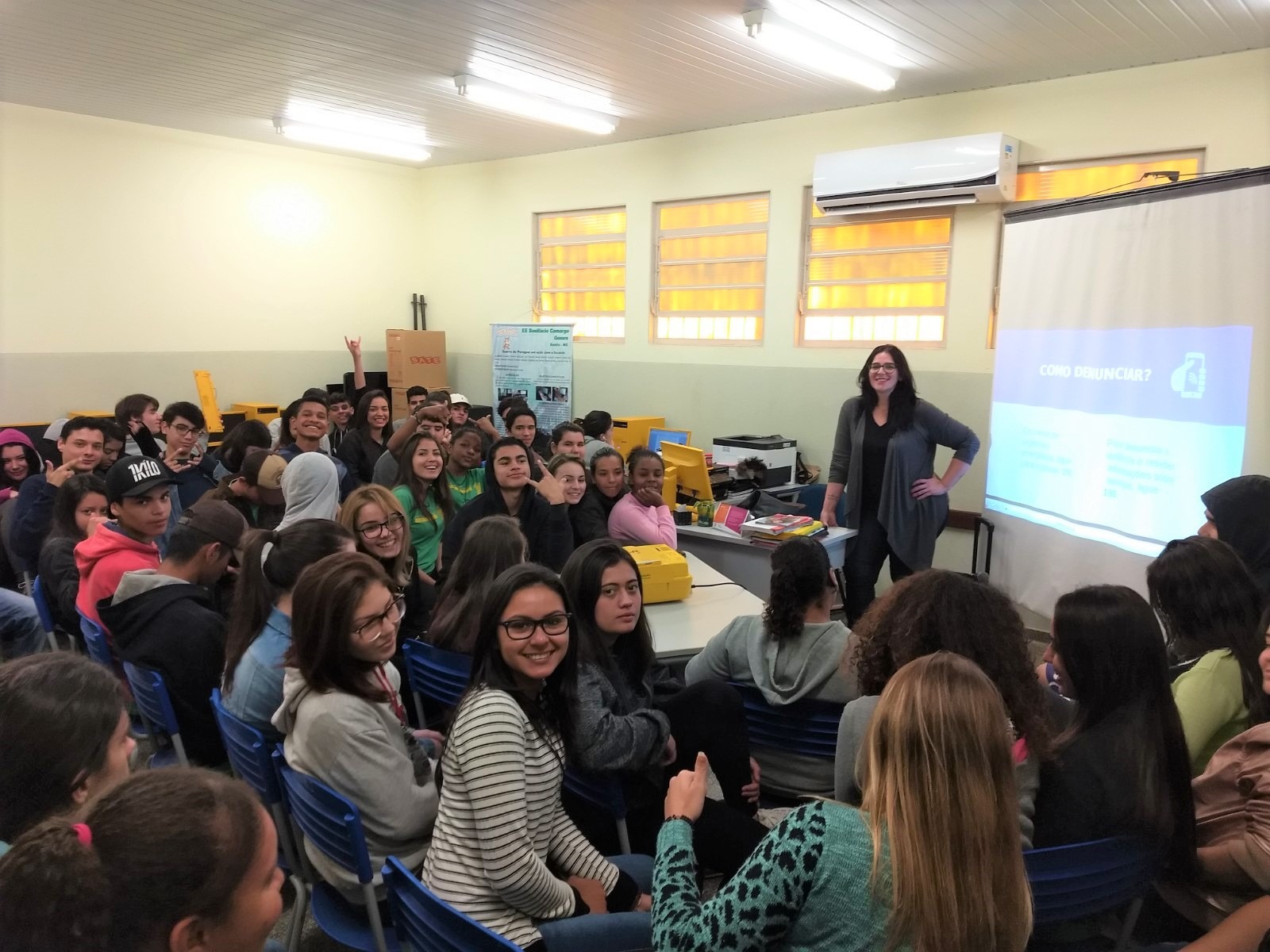 Campanha incluiu palestras em escolas e distribuição de material educativo.