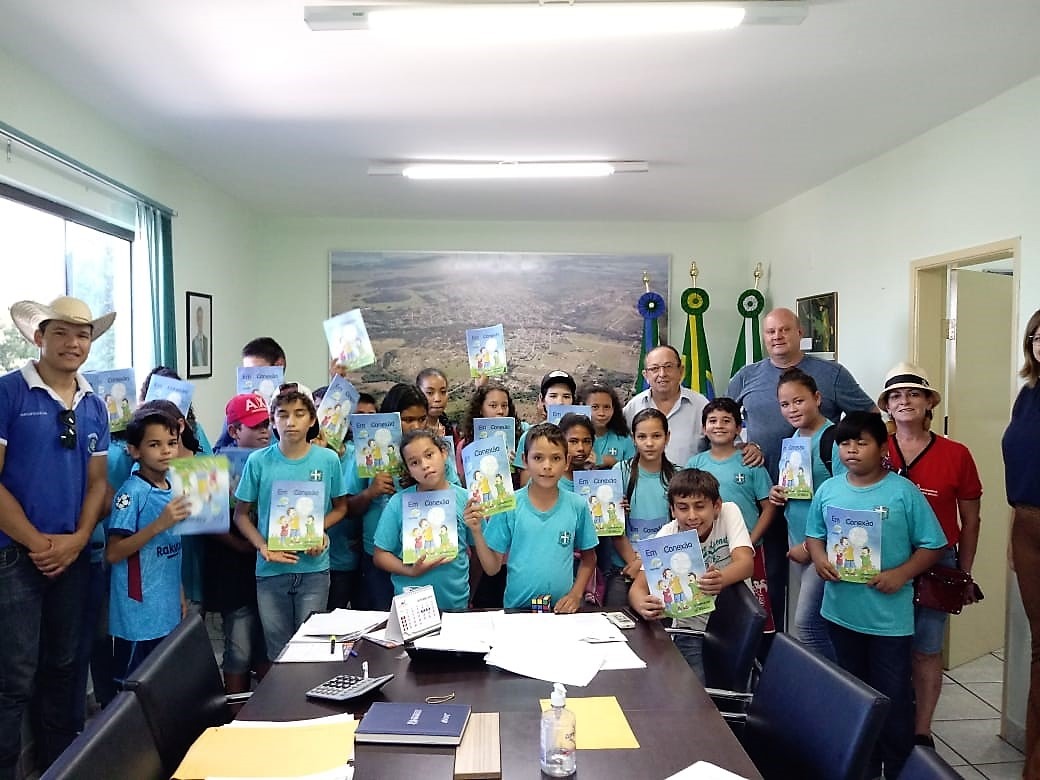 Prefeito recebe alunos que participam do Programa Agrinho Uma das principais finalidade do programa é despertar o interesse dos alunos para a proteção de meio ambiente.