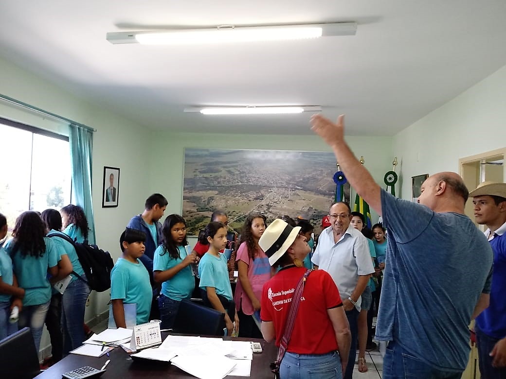 Prefeito recebe alunos que participam do Programa Agrinho Prefeito recebe alunos que participam do Programa Agrinho