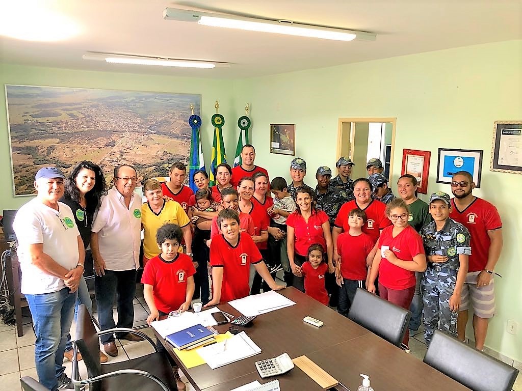 Visita teve a participação de dirigentes, professores e alunos da Pestalozzi e do Instituto Mirim Ambiental de Bonito,
