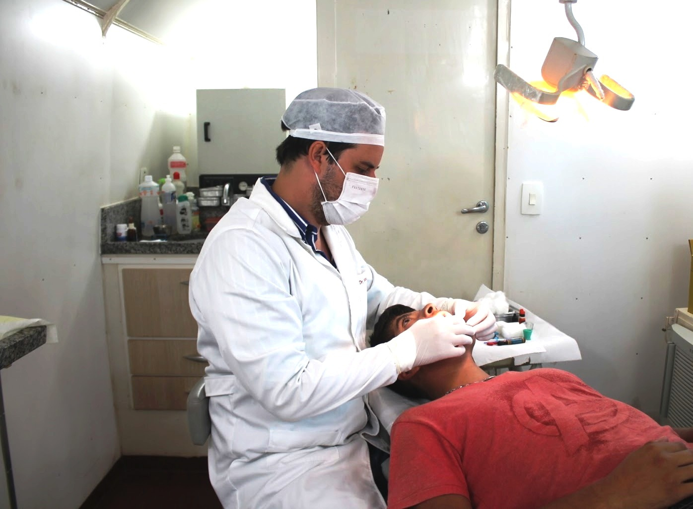 Os serviços oferecidos pelo projeto são: obturação, extração, limpeza e remoção de tártaro.