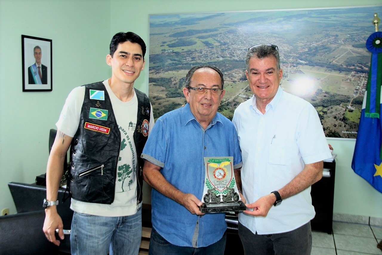 Prefeito recebe homenagem do Moto Clube Bodes do Asfalto Representante do MCBDA, Marcio Ueda, prefeito Odilson Soares e secretário Augusto Mariano