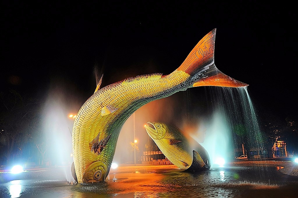 Bonito ganha prêmio de Melhor Destino de Ecoturismo Monumento das Piraputangas, na Praça da Liberdade. Foto divulgação.