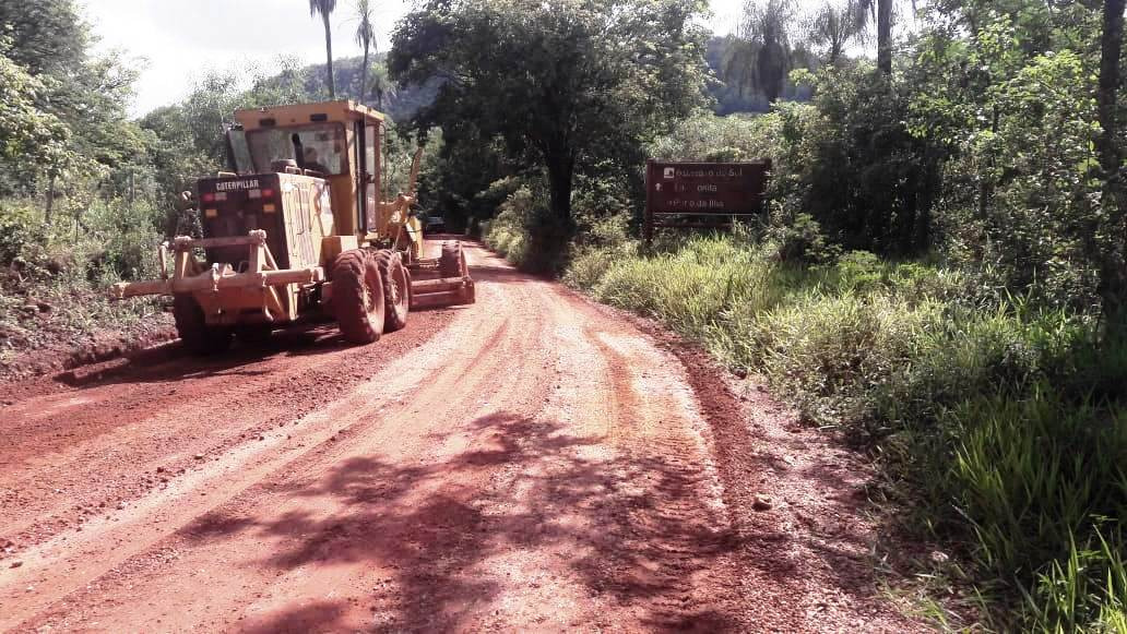Obras efetua o patrolamento da Avenida Matheus Muller