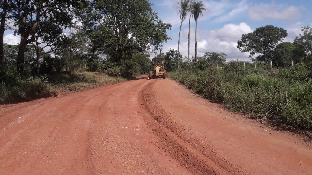 Obras efetua o patrolamento da Avenida Matheus Muller