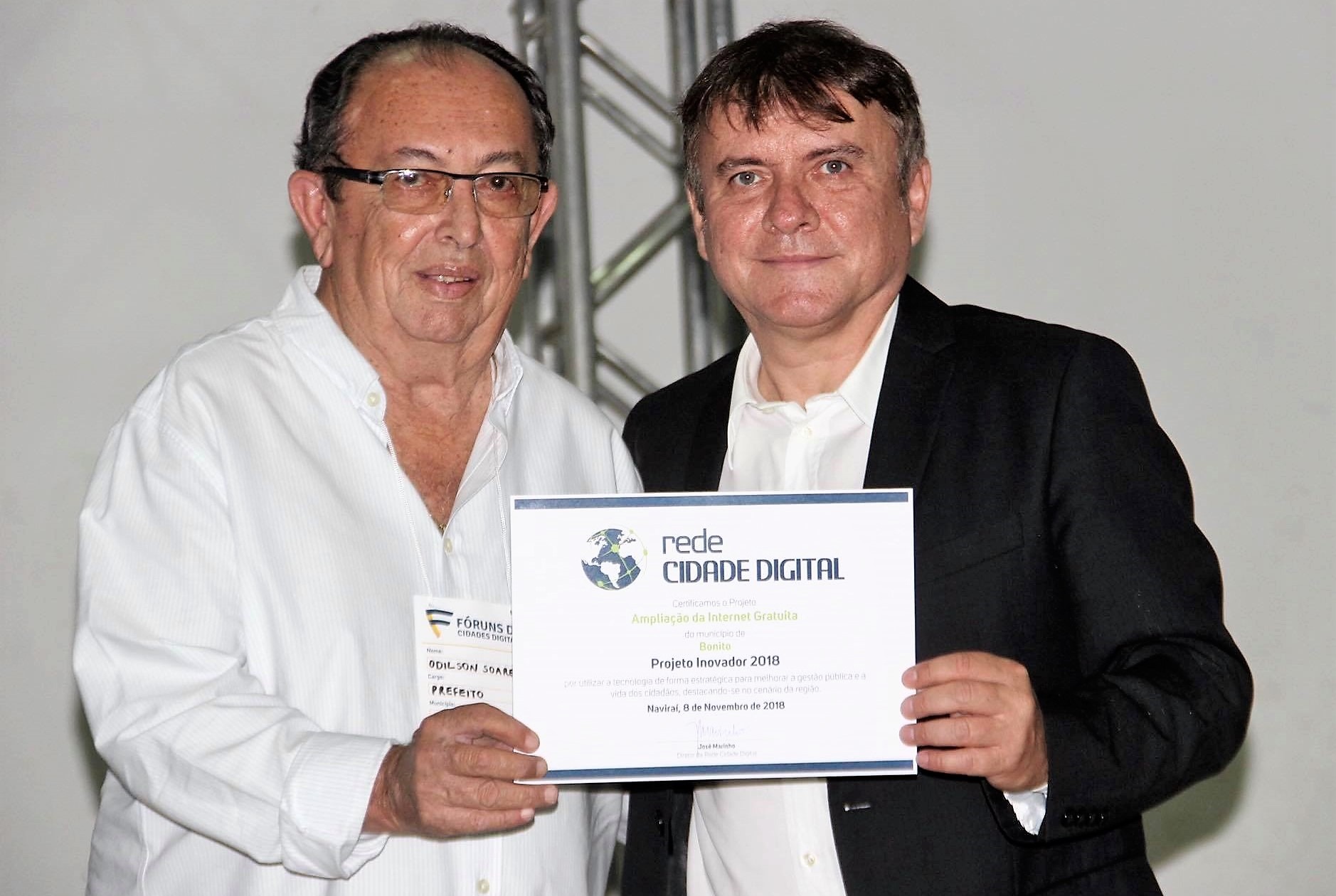 Certificado foi entregue ao prefeito pelo diretor da Rede Cidade Digital, jornalista e professor José Marinho. Foto: PMB