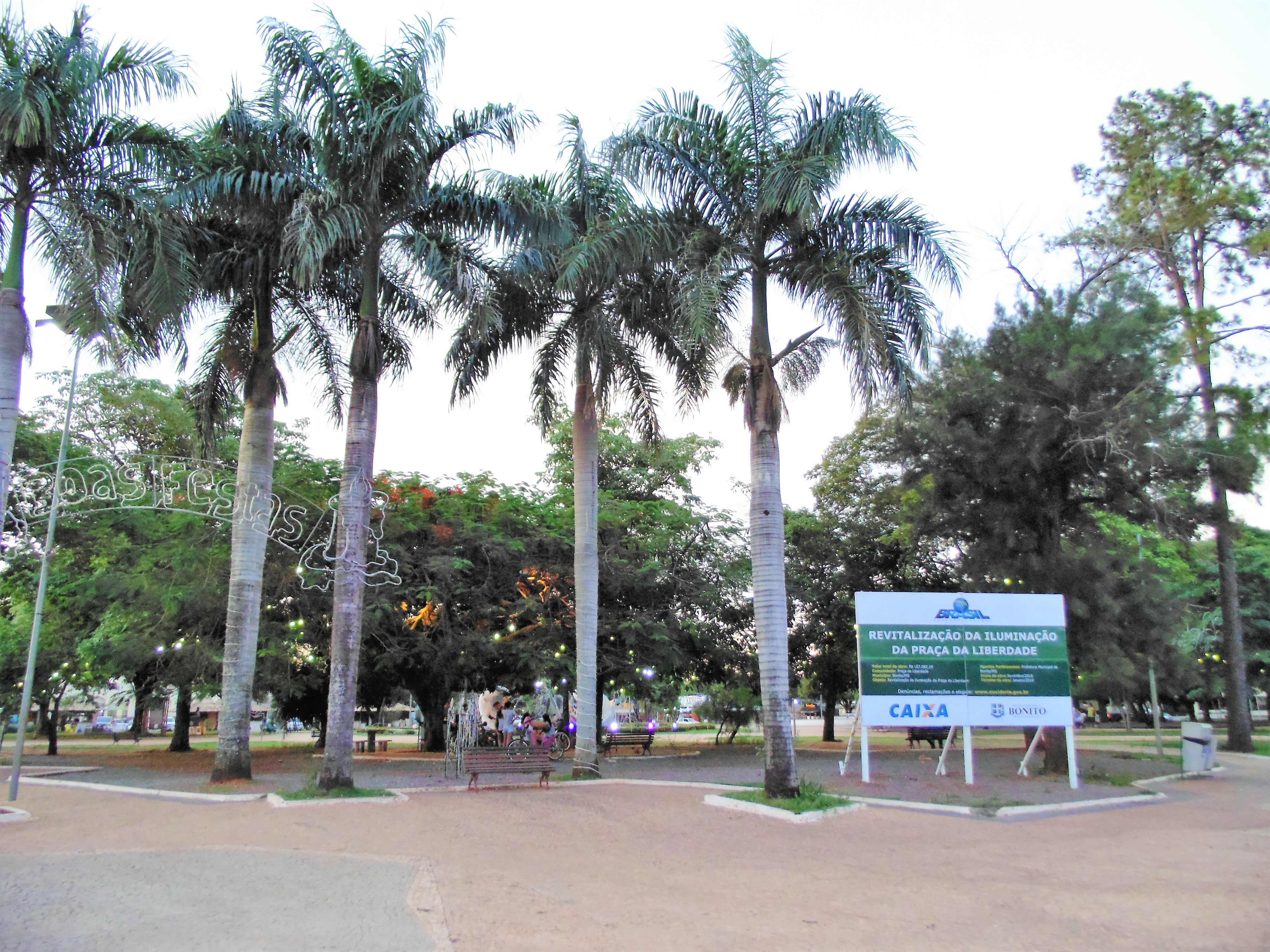 Prefeitura revitaliza iluminação da Praça da Liberdade e do CMU