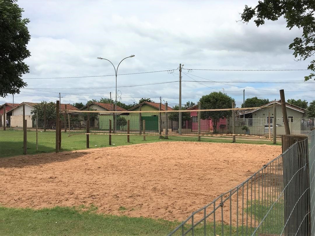 Revitalizada, Praça do Bom Viver recebe internet gratuita Quadra de vôlei de areia também foi revitalizada. Foto: Divulgação